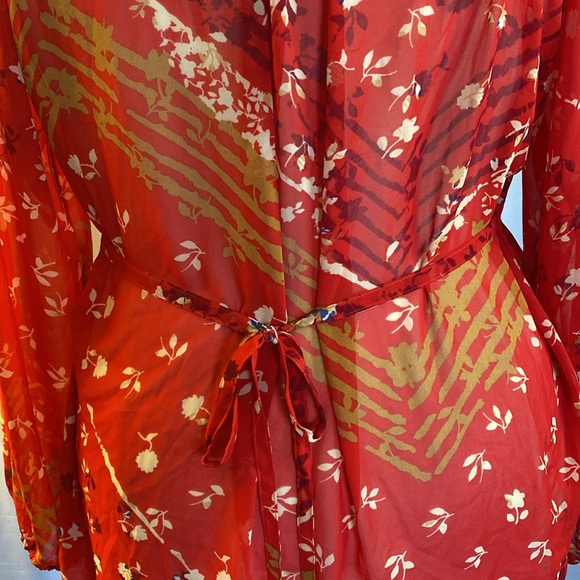 Floral Top with Long Sleeves - Picture 6 of 9